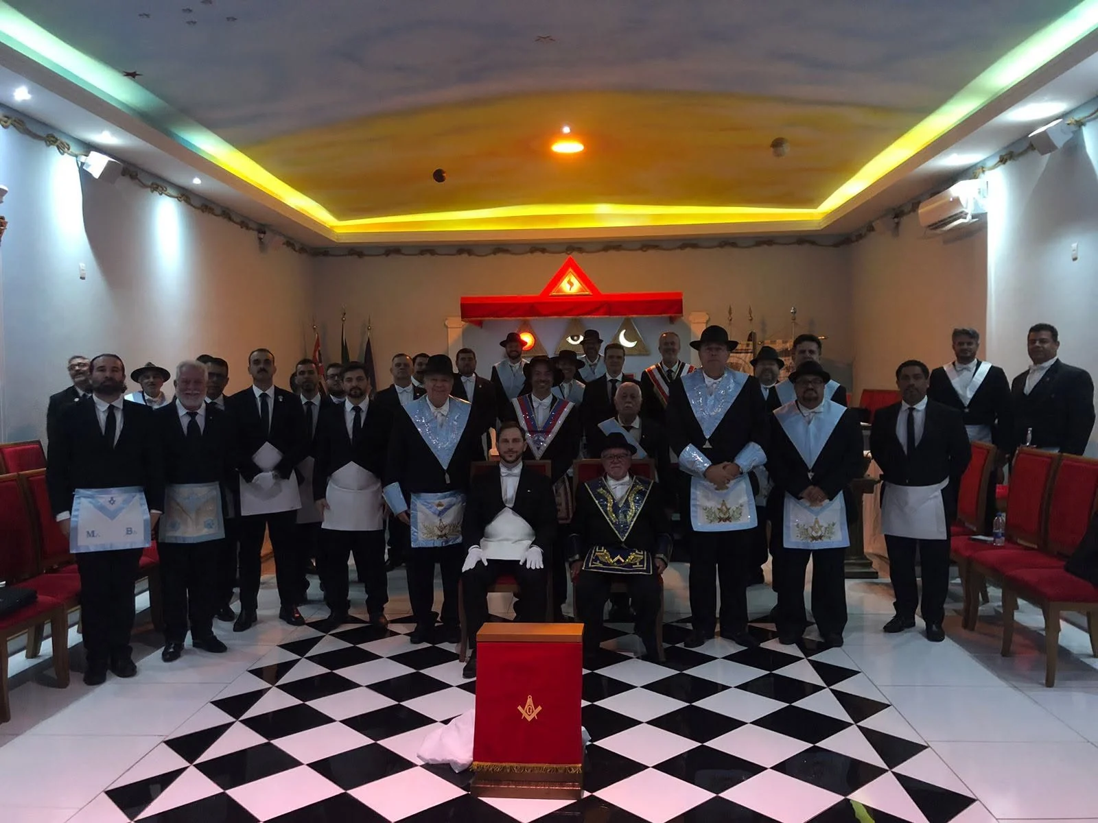 SESSÃO MAGNA DE INICIAÇÃO NA LOJA AMOR E CARIDADE Nº 313